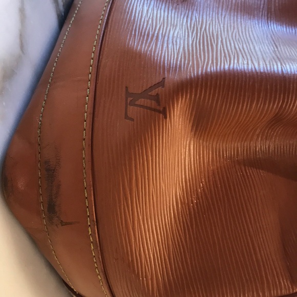 Louis Vuitton bucked handbag. - Picture 4 of 8